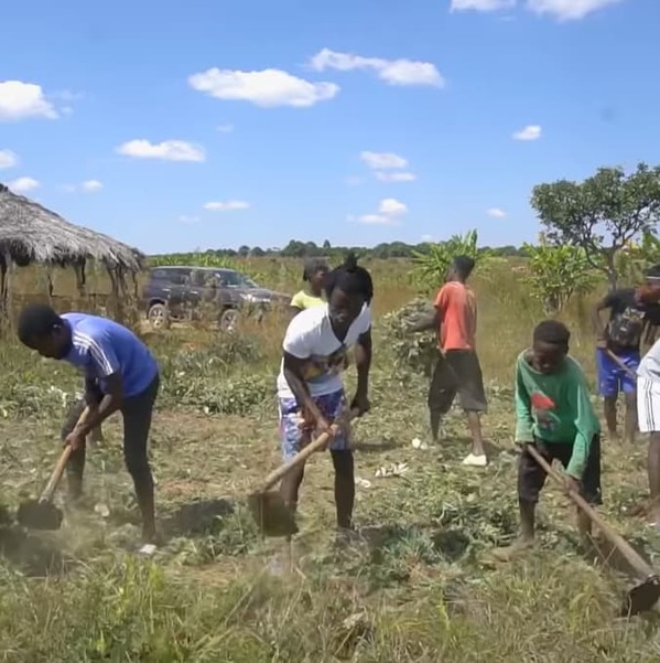  Những việc làm của Quang Linh tại Angola đã tạo công ăn việc làm cho rất nhiều bà con nơi đây. (Ảnh: Quang Linh Vlogs)