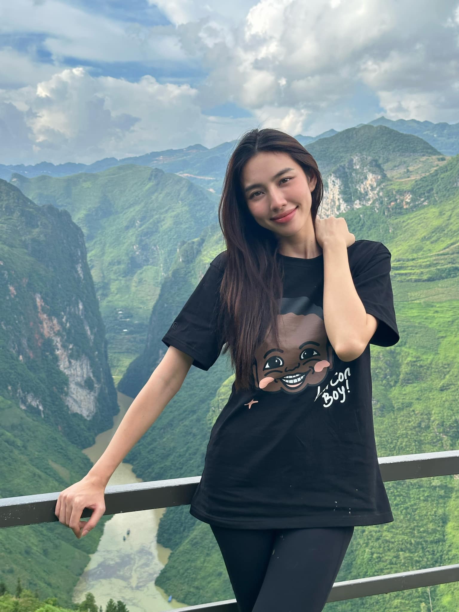 Hoa hậu Thuỳ Tiên: &quot;Quang Linh Vlogs là người anh mà tôi rất quý khi cùng mang lý tưởng yêu thương, giúp đỡ mọi người&quot; - Ảnh 1.