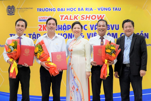 Thân thế em trai tỷ phú kín tiếng của Ngọc Sơn: Học vị Tiến sĩ, làm trưởng khoa ở một trường đại học - Ảnh 5.