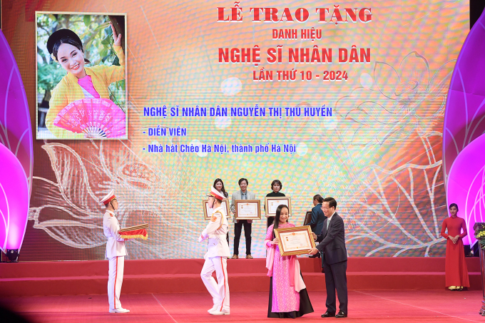 NSND Thu Huyền, bà xã của Tấn Minh, nổi tiếng với vai Thị Màu trong vở Quan Âm Thị Kính. Chị hiện công tác tại Nhà hát Chèo Hà Nội.