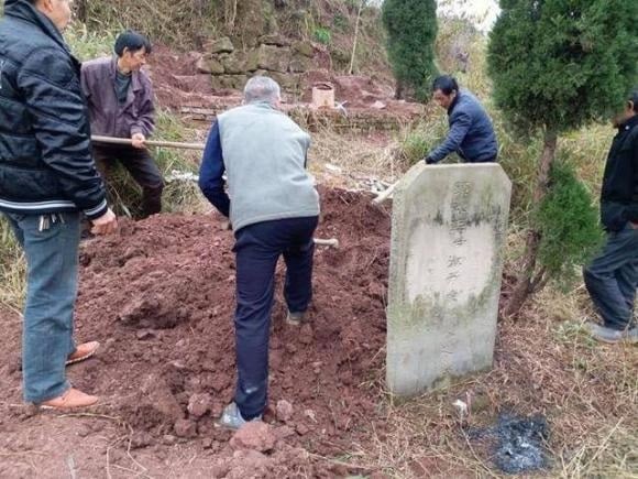 Làm người phải biết khiêm tốn, phải biết kính trọng tổ tiên, “uống nước nhớ nguồn”, nếu làm trái với Thiên lý thì gia đình sẽ ngày càng lụi bại.