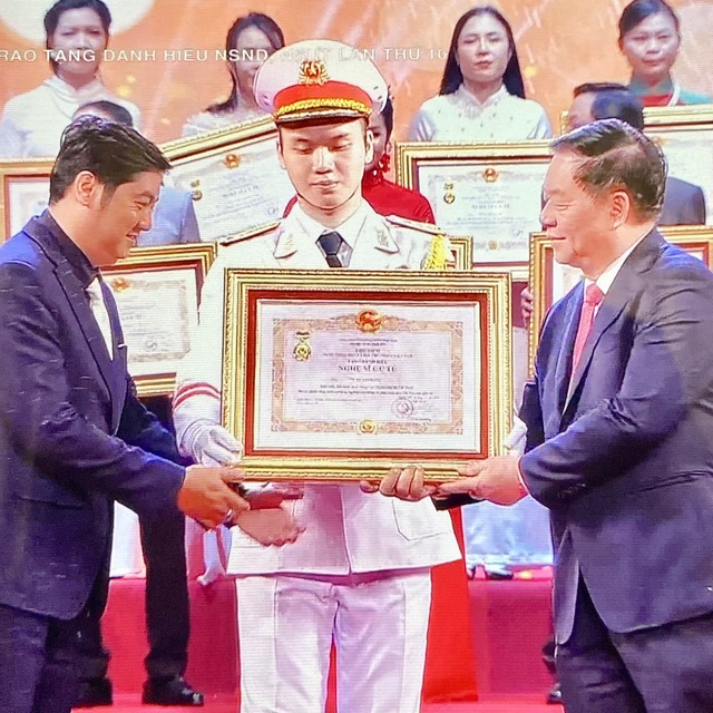 Nam nghệ sĩ nhận danh hiệu NSƯT sau 20 năm phấn đấu: Vợ bật khóc, học trò “hộ tống