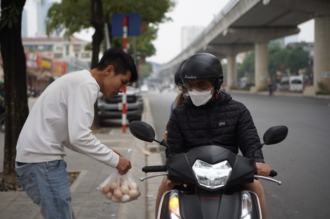 Sự thật chuyện &quot;giải cứu trứng gà 65.000 đồng 30 quả'' tràn lan trên vỉa hè Hà Nội - Ảnh 5.