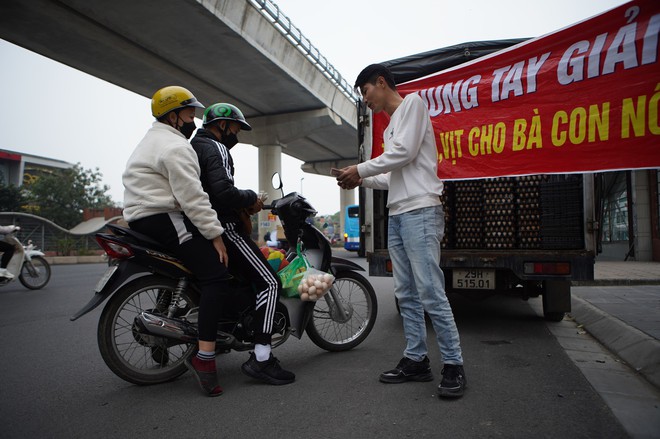 Sự thật chuyện &quot;giải cứu trứng gà 65.000 đồng 30 quả'' tràn lan trên vỉa hè Hà Nội - Ảnh 5.