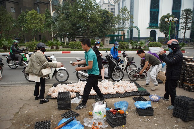 Sự thật chuyện &quot;giải cứu trứng gà 65.000 đồng 30 quả'' tràn lan trên vỉa hè Hà Nội - Ảnh 3.