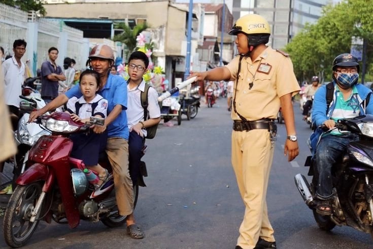 Một vài trường hợp xe máy kẹp 3 không lo bị CSGT phạt