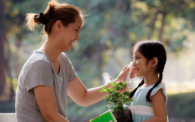 Cha mẹ tuyệt đối không dùng những lời này để khen trẻ bởi chúng rất độc hại