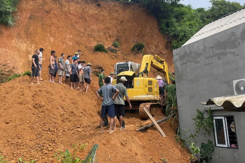 Hơn một giờ giải cứu người đàn ông bị đất đá sạt lở, vùi lấp ở Tuyên Quang - 1