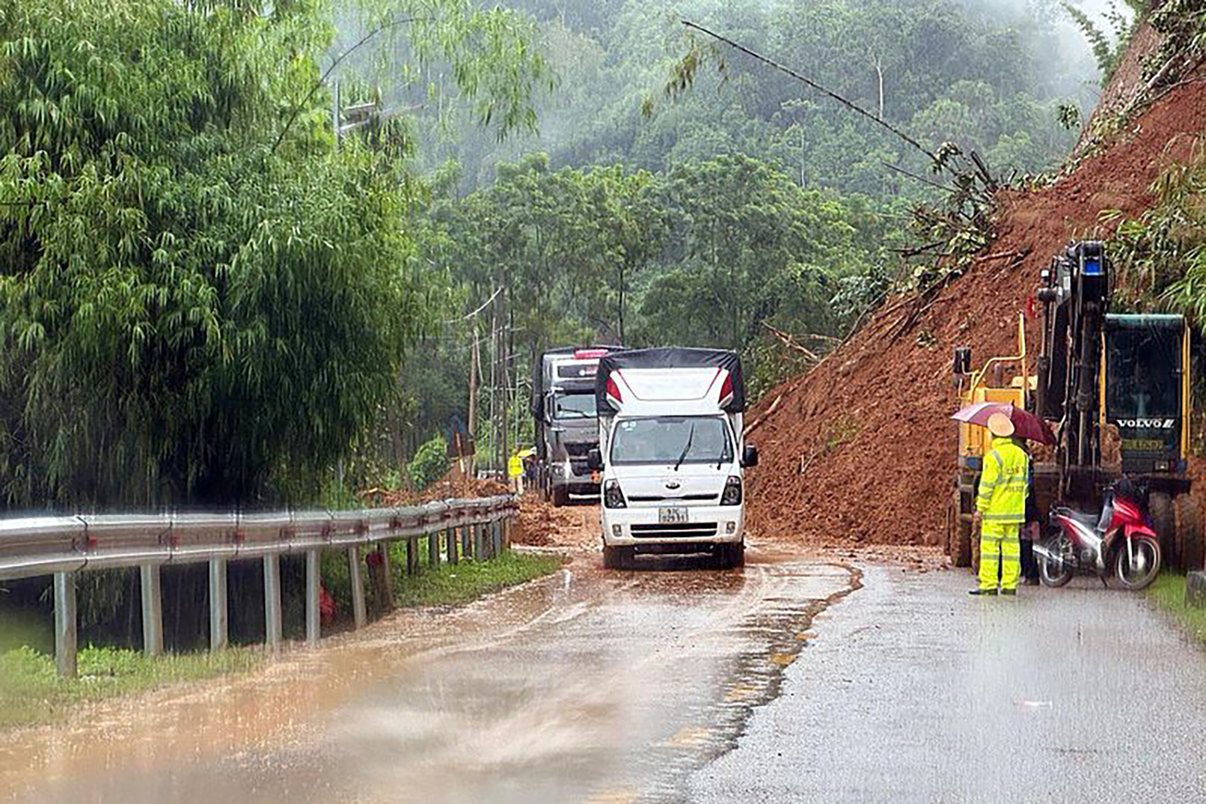 Bắc Kạn: Sạt lở sau mưa lớn kéo dài làm 1 người chết, hàng trăm ngôi nhà hư hỏng, nhiều tuyến đường sạt trượt - Ảnh 2