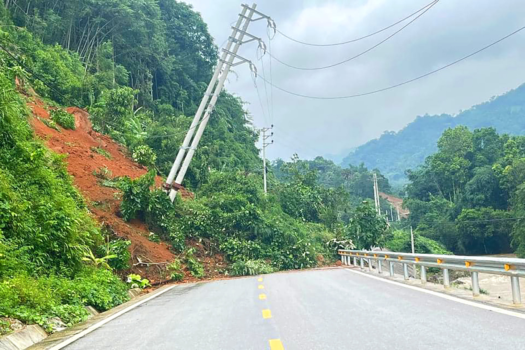 Bắc Kạn: Sạt lở sau mưa lớn kéo dài làm 1 người chết, hàng trăm ngôi nhà hư hỏng, nhiều tuyến đường sạt trượt - Ảnh 3