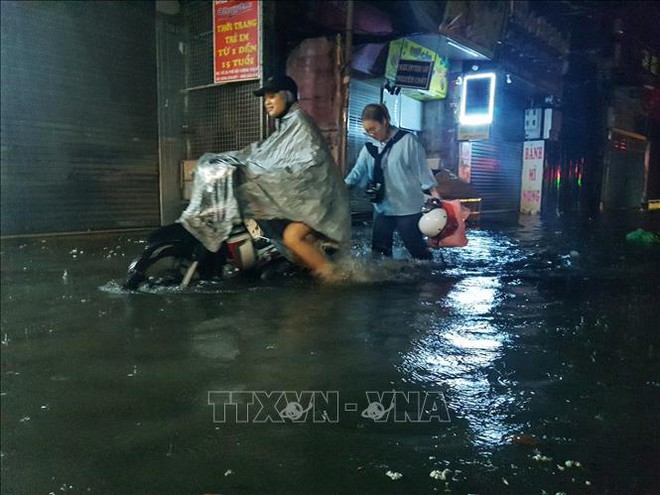 Mưa như trút ở Hà Nội, Thái Nguyên: Ô tô bị cuốn trôi, xe chết máy, người dân lội bì bõm trên đường - Ảnh 5.