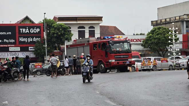 Người vợ trẻ khóc nức nở ngóng tin chồng sau vụ sập cầu Phong Châu: "Chồng cháu ở dưới đấy rồi, cháu biết làm sao..."- Ảnh 7.