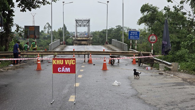 Người vợ trẻ khóc nức nở ngóng tin chồng sau vụ sập cầu Phong Châu: "Chồng cháu ở dưới đấy rồi, cháu biết làm sao..."- Ảnh 8.