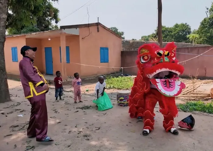 Quang Linh Vlogs và team đang chuẩn bị cho buổi tiệc đón trung thu cùng người dân Angola.