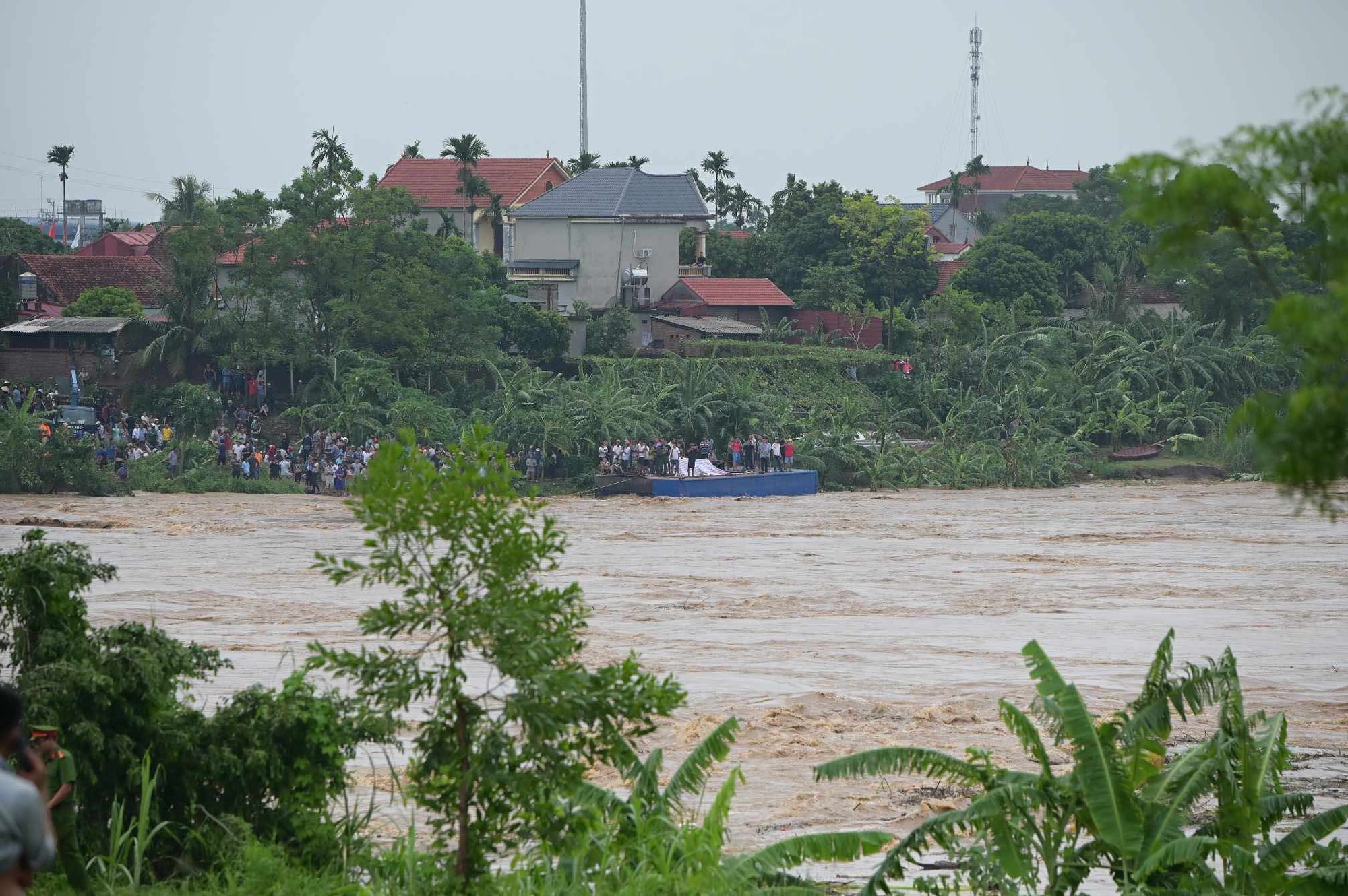 Sập cầu Phong Châu bắc qua sông Hồng: Đã cứu được 3 người- Ảnh 1.