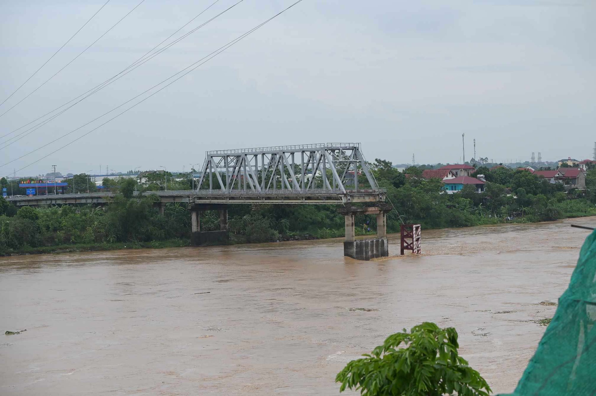 Sập cầu Phong Châu bắc qua sông Hồng: Đã cứu được 3 người- Ảnh 2.