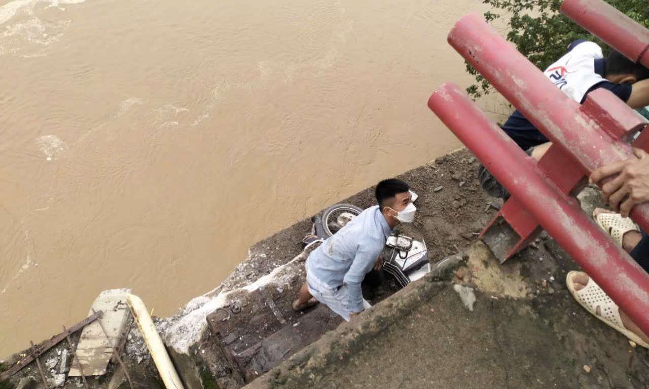 Sập cầu Phong Châu bắc qua sông Hồng: Đã cứu được 3 người- Ảnh 4.