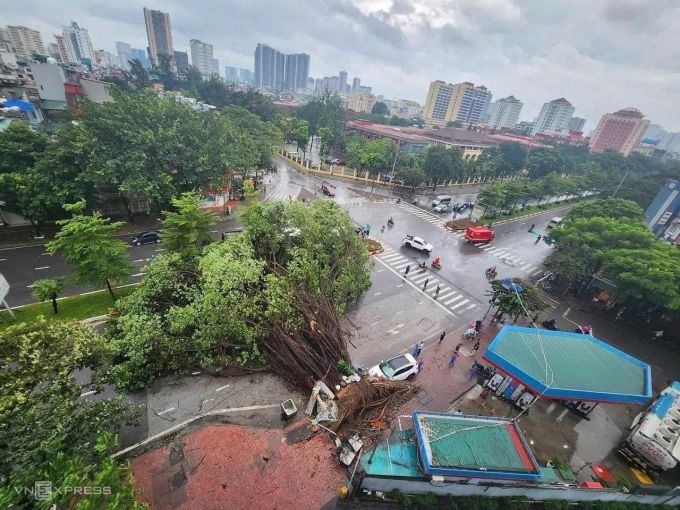 Gió bão mạnh hơn trong tối nay, Hà Nội kêu gọi dân không ra đường - 1