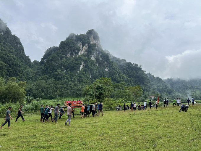 Xót xa trước hoàn cảnh khó khăn của bà Sểnh Vlog, hàng dài người xếp hàng tiễn đưa trong ngày tang lễ- Ảnh 1.