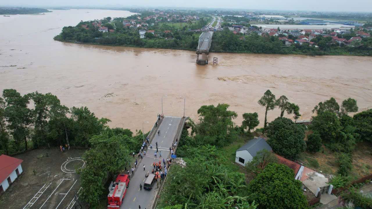 Sập cầu Phong Châu bắc qua sông Hồng: Đã cứu được 3 người- Ảnh 1.