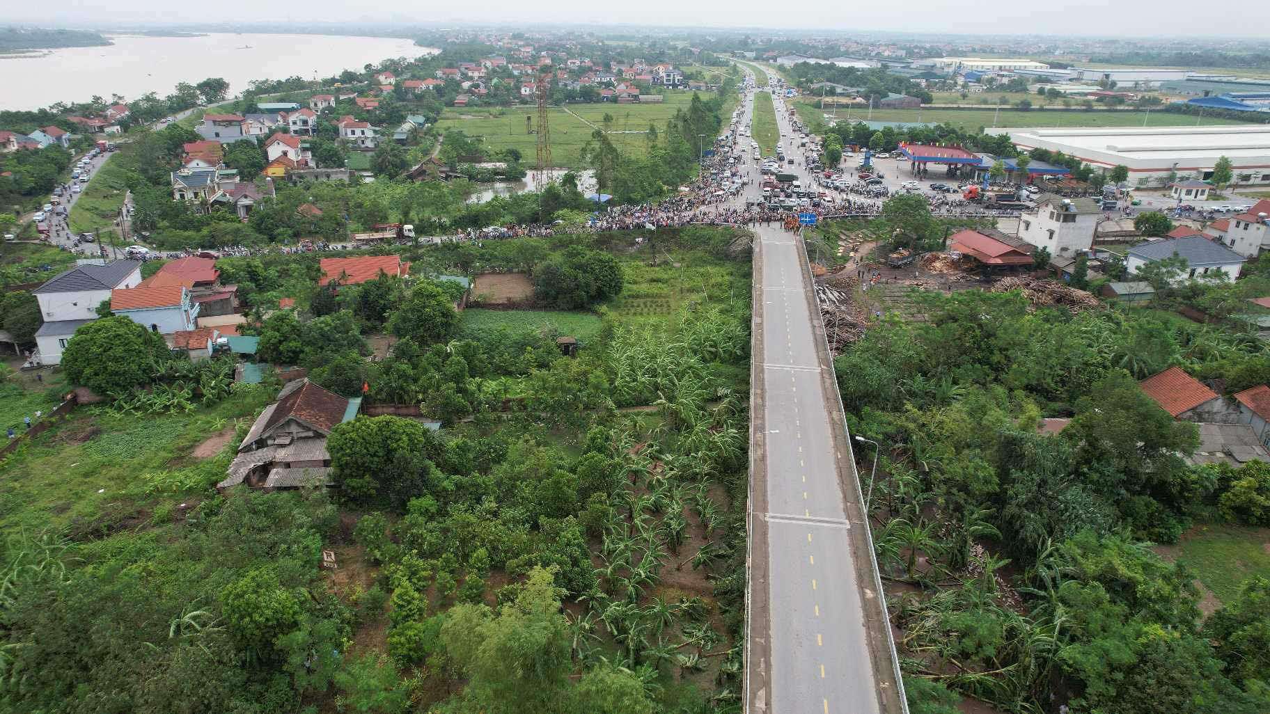 Sập cầu Phong Châu bắc qua sông Hồng: Đã cứu được 3 người- Ảnh 5.