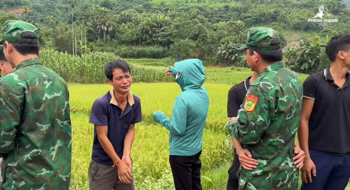 Thương hơn chữ thương: Anh Thới đã khóc khi chia tay các chiến sĩ rời Làng Nủ- Ảnh 1.