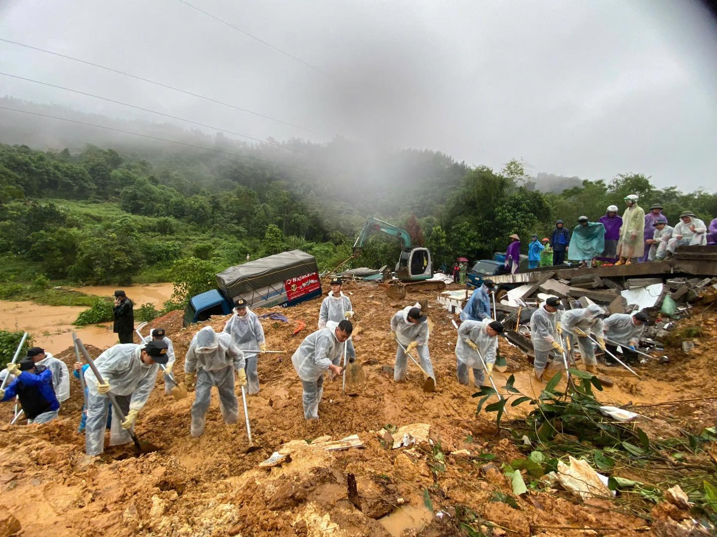 Vụ sạt lở trên quốc lộ ở Hà Giang: Tìm thấy thi thể người đàn ông mất tích khi đang livestream- Ảnh 7.