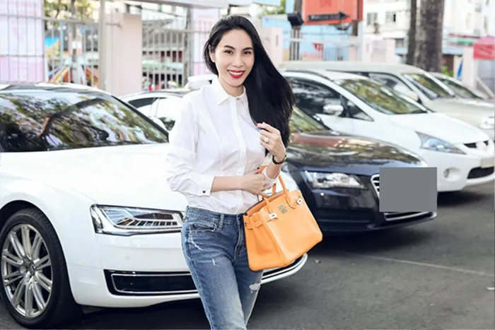 Ca sĩ Thủy Tiên vác túi Hermes Birkin - một chiếc túi biểu tượng của sự xa xỉ có trị giá vài trăm triệu đến sân bóng xem trận đấu cùng ông xã. 