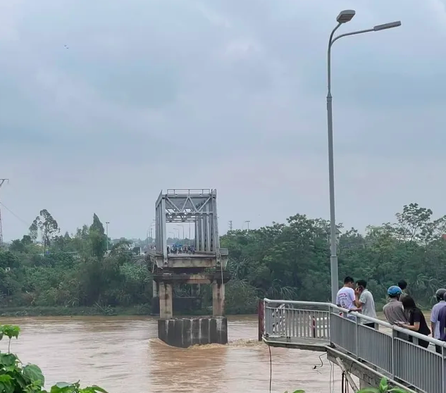 Sập cầu Phong Châu bắc qua sông Hồng: Đã cứu được 3 người- Ảnh 1.