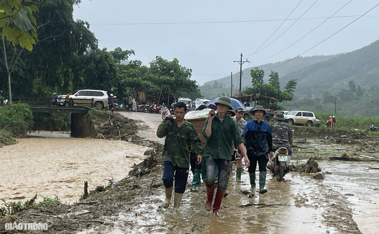 Tang thương Làng Nủ sau lũ quét: Xót xa cảnh bộ đội đưa dãy quan tài lên núi- Ảnh 5.