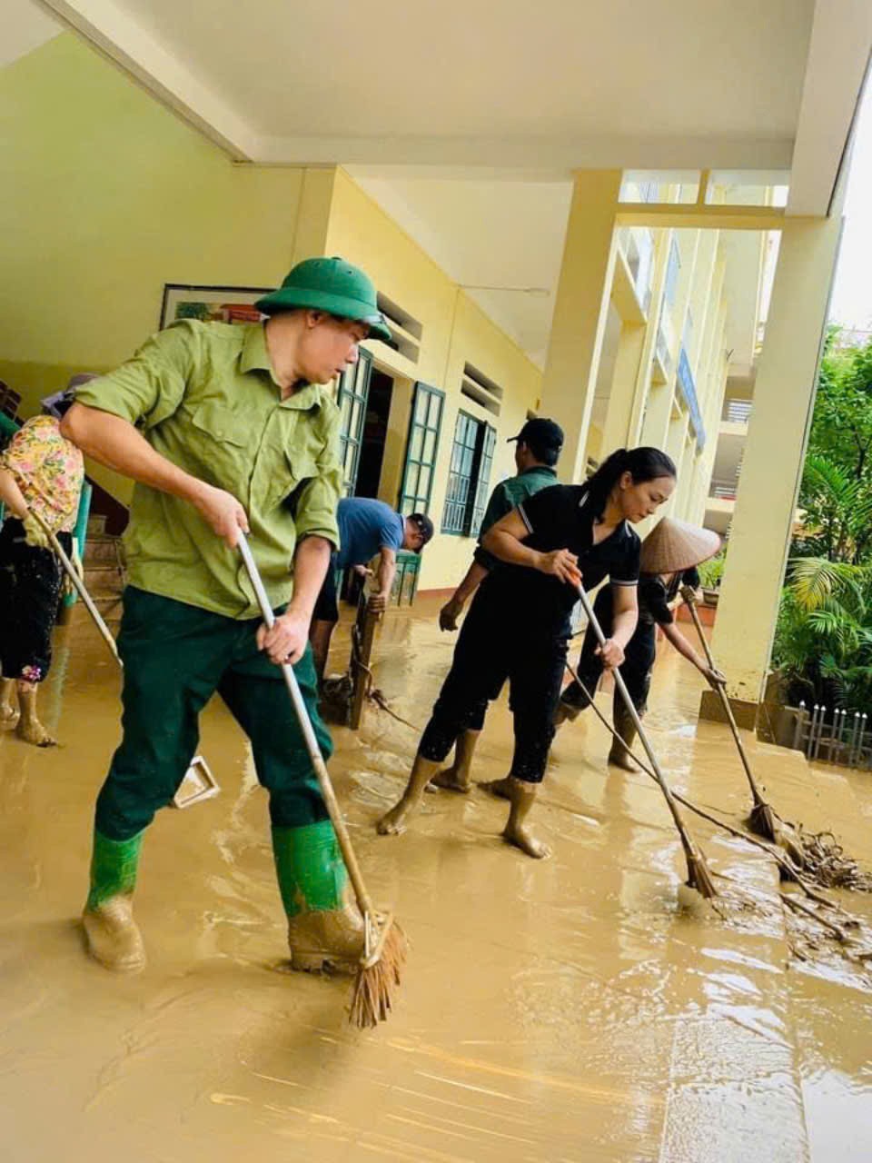 Làng Nủ sau lũ quét: Còn 8 học sinh bị thương, thầy cô oằn mình dọn bùn đất ảnh 4