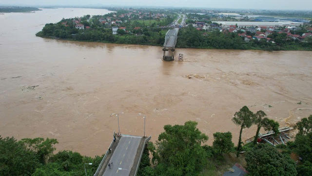 'Người hùng' kể giây phút cứu nạn nhân vụ sập cầu giữa dòng nước xiết- Ảnh 2.