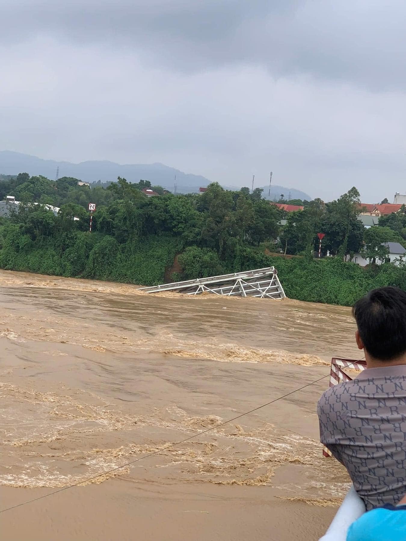 Sập cầu Phong Châu bắc qua sông Hồng: Đã cứu được 3 người- Ảnh 7.