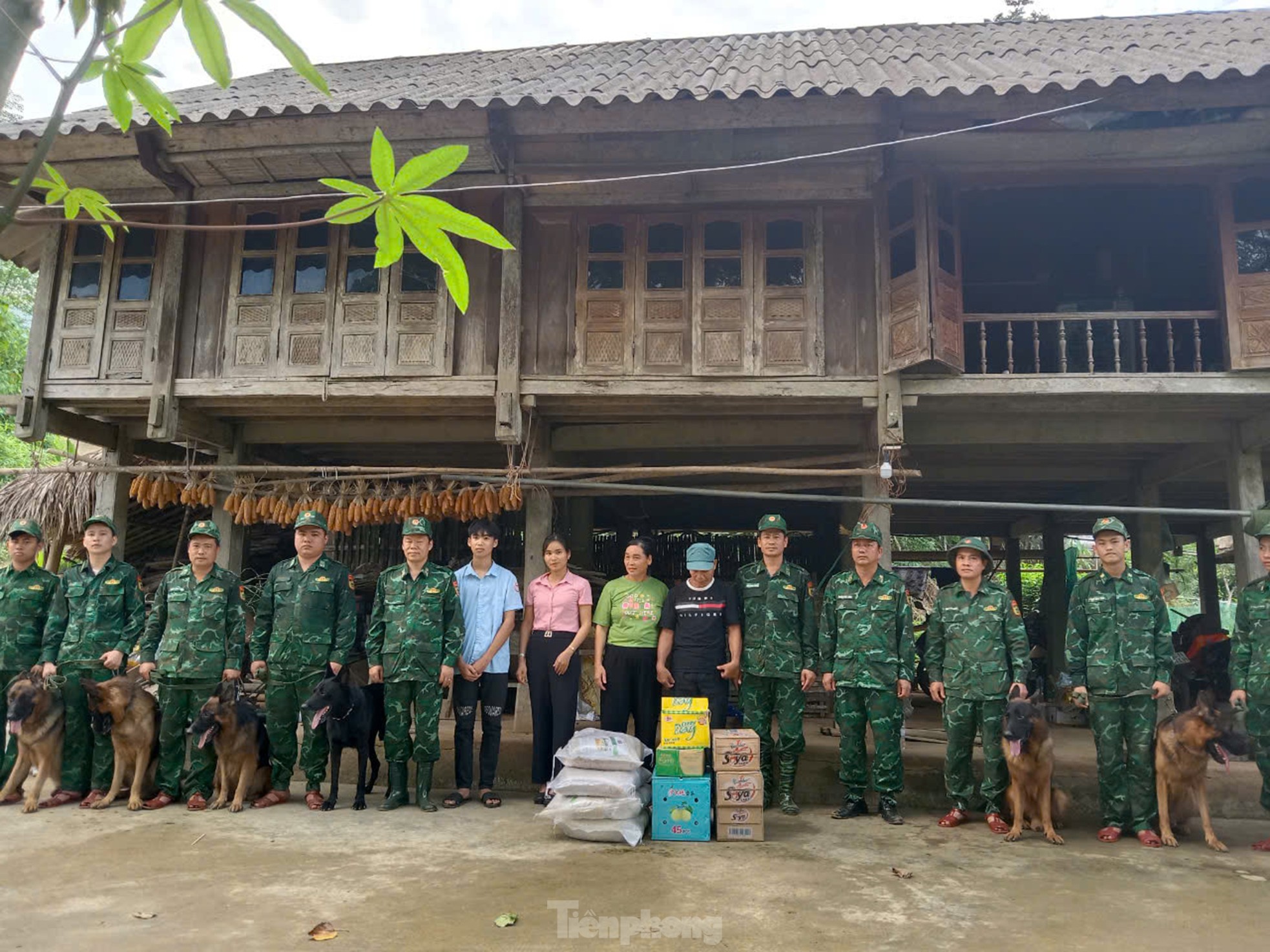 Bịn rịn chia tay Làng Nủ , 400 lính trở về đơn vị - Ảnh 1.