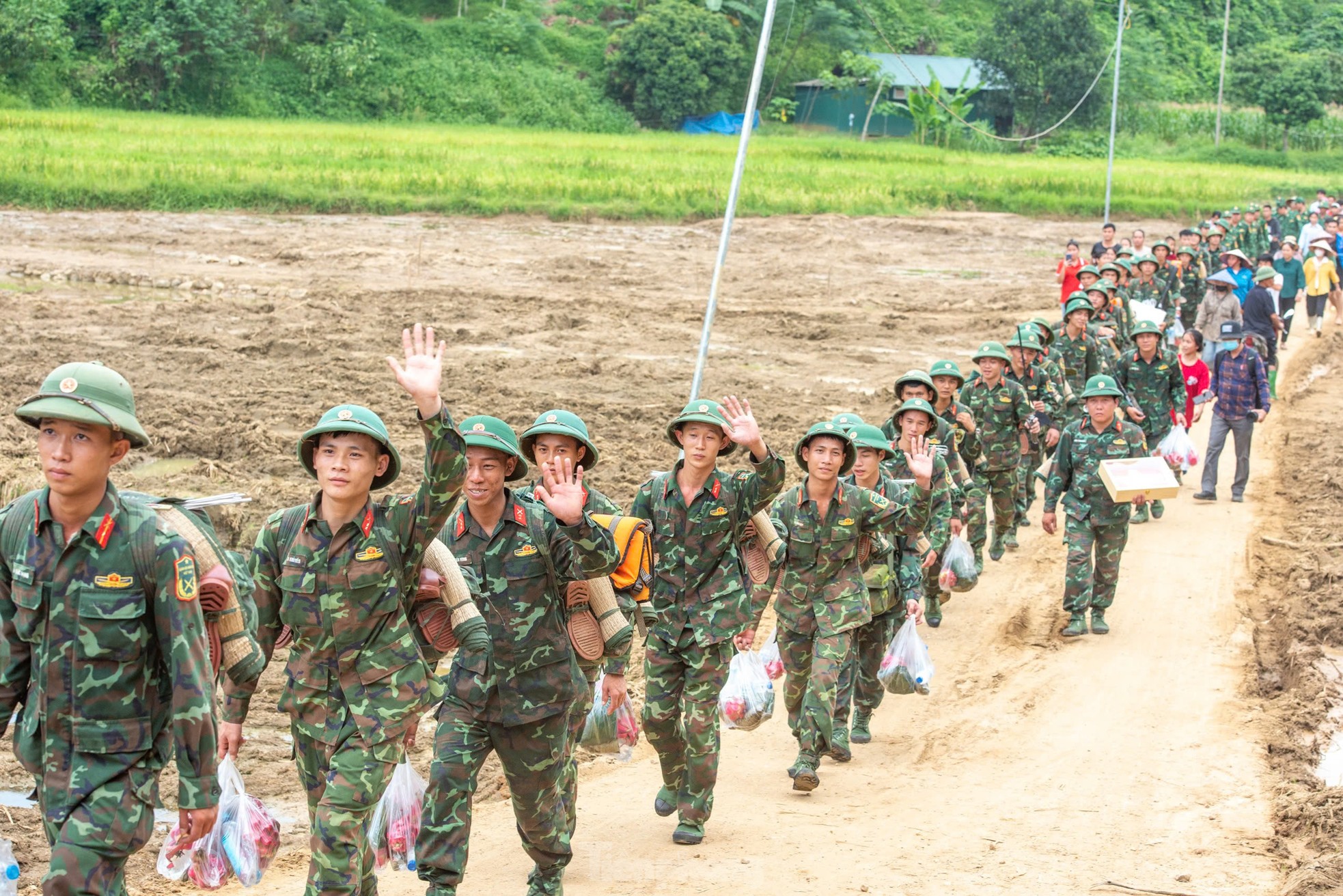 Bịn rịn chia tay Làng Nủ , 400 lính trở về đơn vị - Ảnh 16.