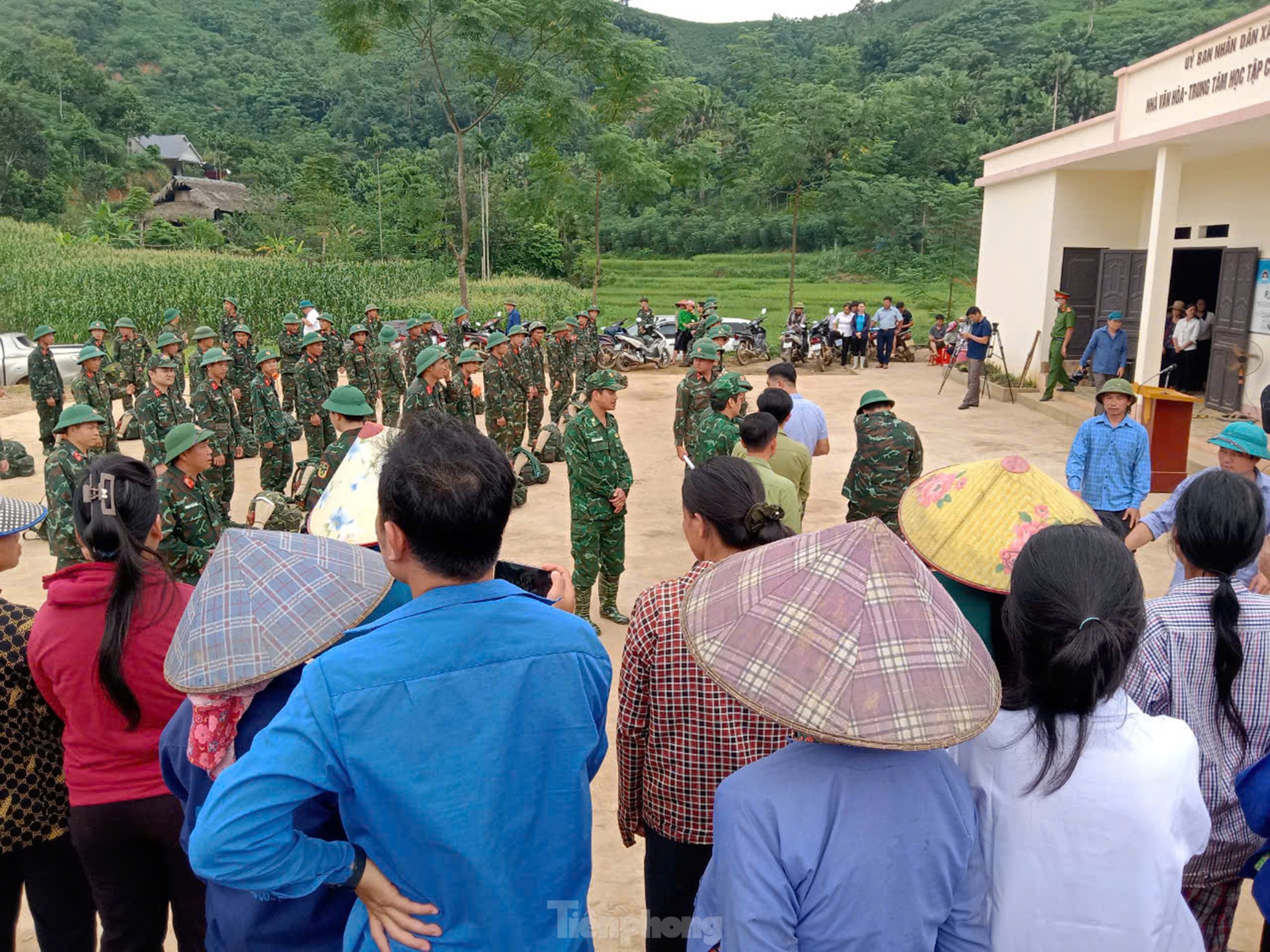 Bịn rịn chia tay Làng Nủ , 400 lính trở về đơn vị - Ảnh 9.