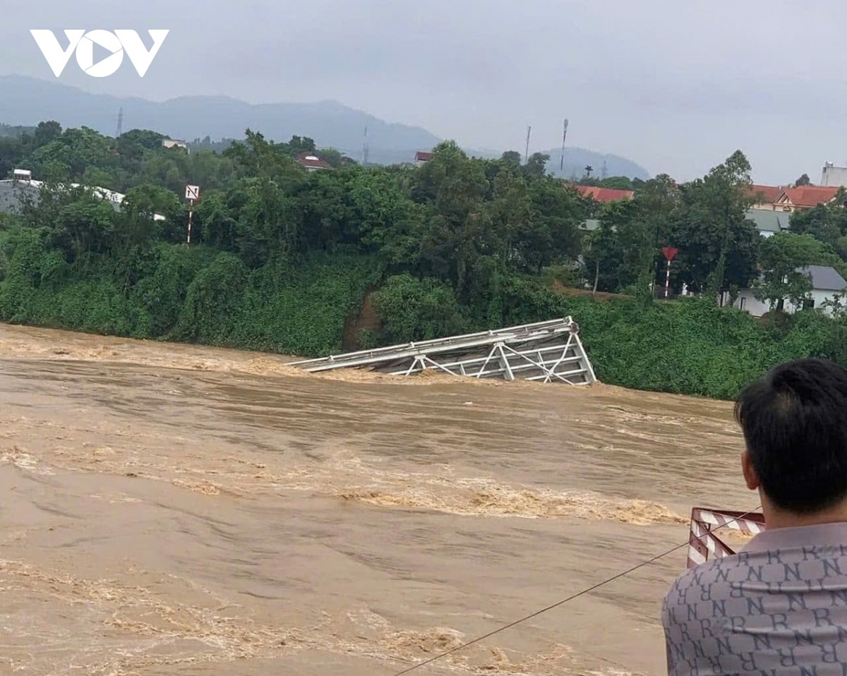 Từ vụ sập cầu Phong Châu, Phú Thọ: Thuộc ngay 4 bước có 1-0-2 để thoát khỏi xe hơi, tránh đuối nước khi rơi xuống sông - Ảnh 3