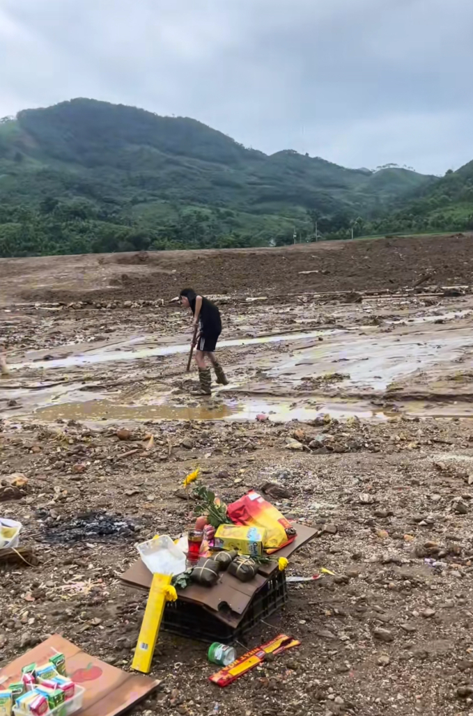 Lời nhắn xúc động của cậu bé Làng Nủ sau lũ quét: Tái hiện gia đình trọn vẹn - Ảnh 1.