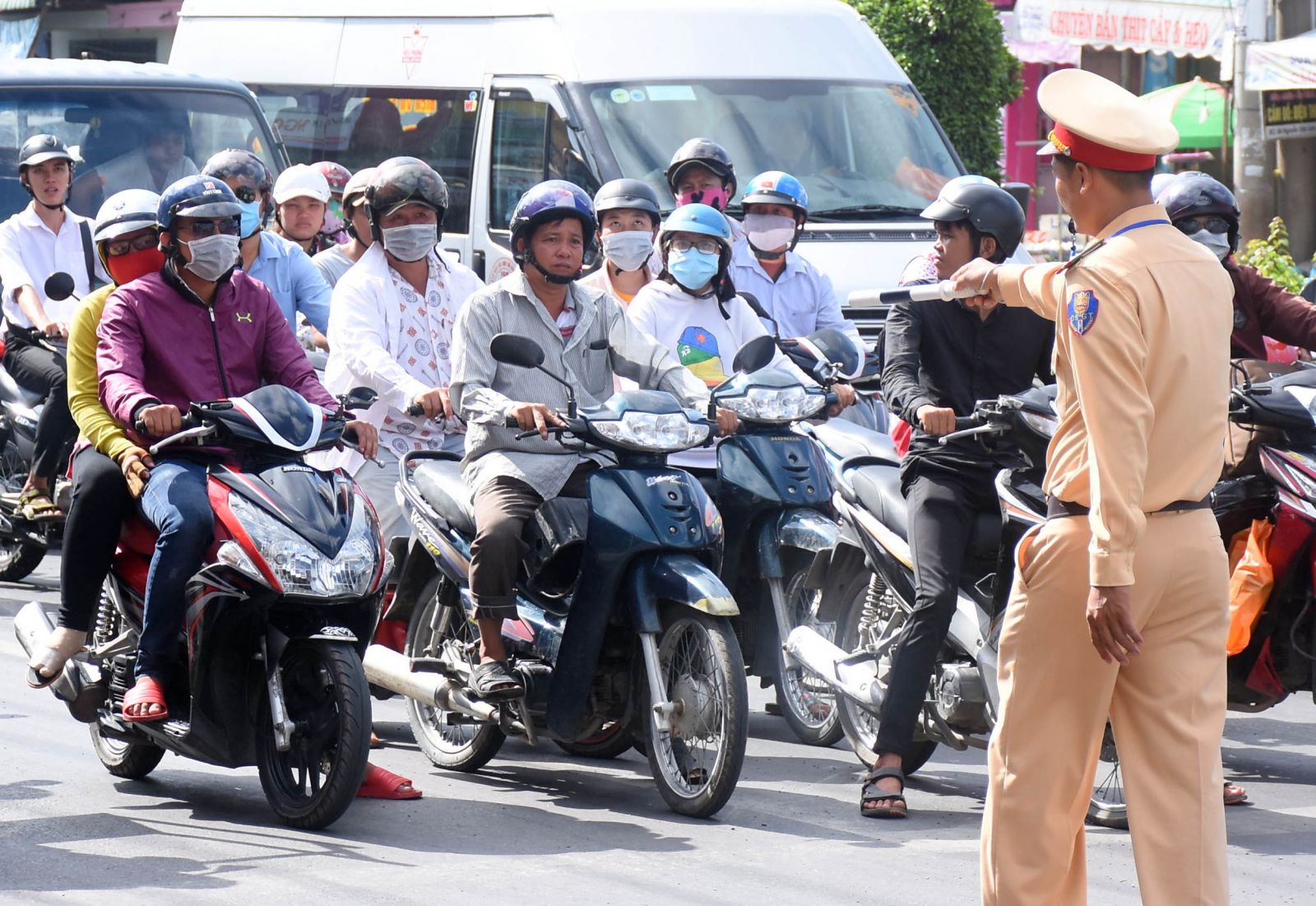 Lỗi xe máy vượt đèn đỏ bị phạt bao nhiêu? Những quy định xử phạt hành chính theo quy định giao thông đường bộ - haima.vn