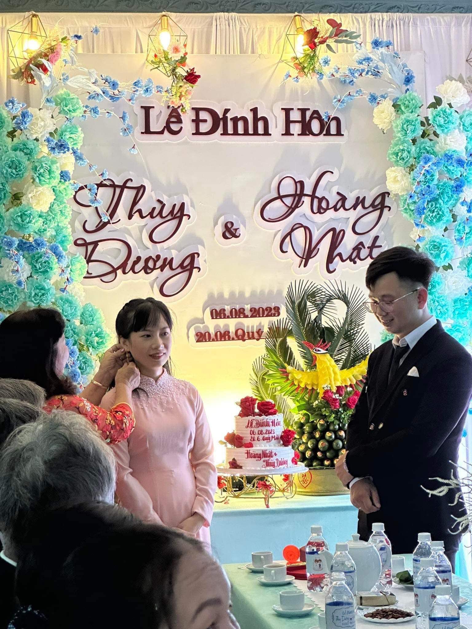 Có thể là hình ảnh về ‎3 người và ‎văn bản cho biết '‎Le Đính Hon Thày Dreong & HorHA Nhật 06.08.2028 20.08.Qus EBuuhtlix ،وددی‎'‎‎