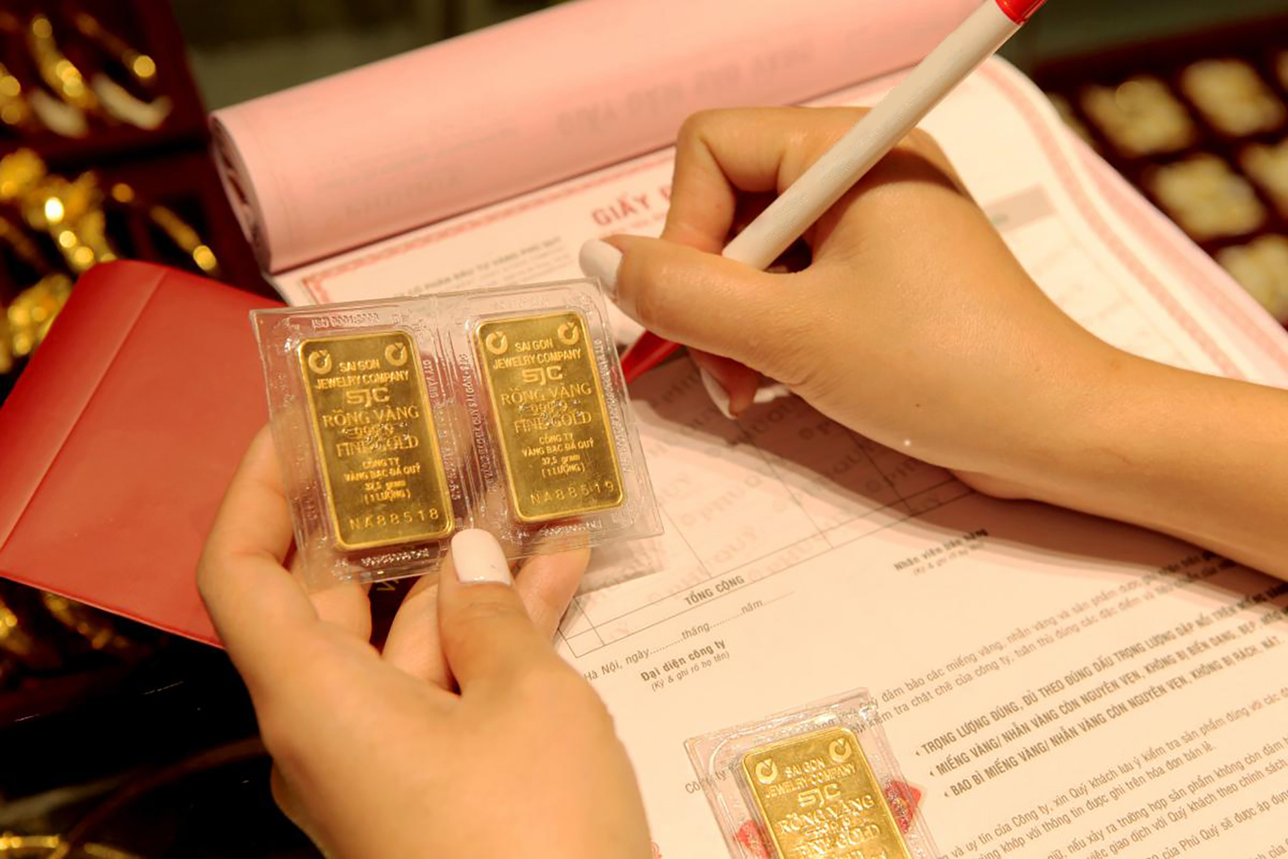 Gom 800 triệu "đu đỉnh" vàng, người đàn ông TP.HCM mất trắng cả tháng lương chỉ sau một giấc ngủ- Ảnh 1.