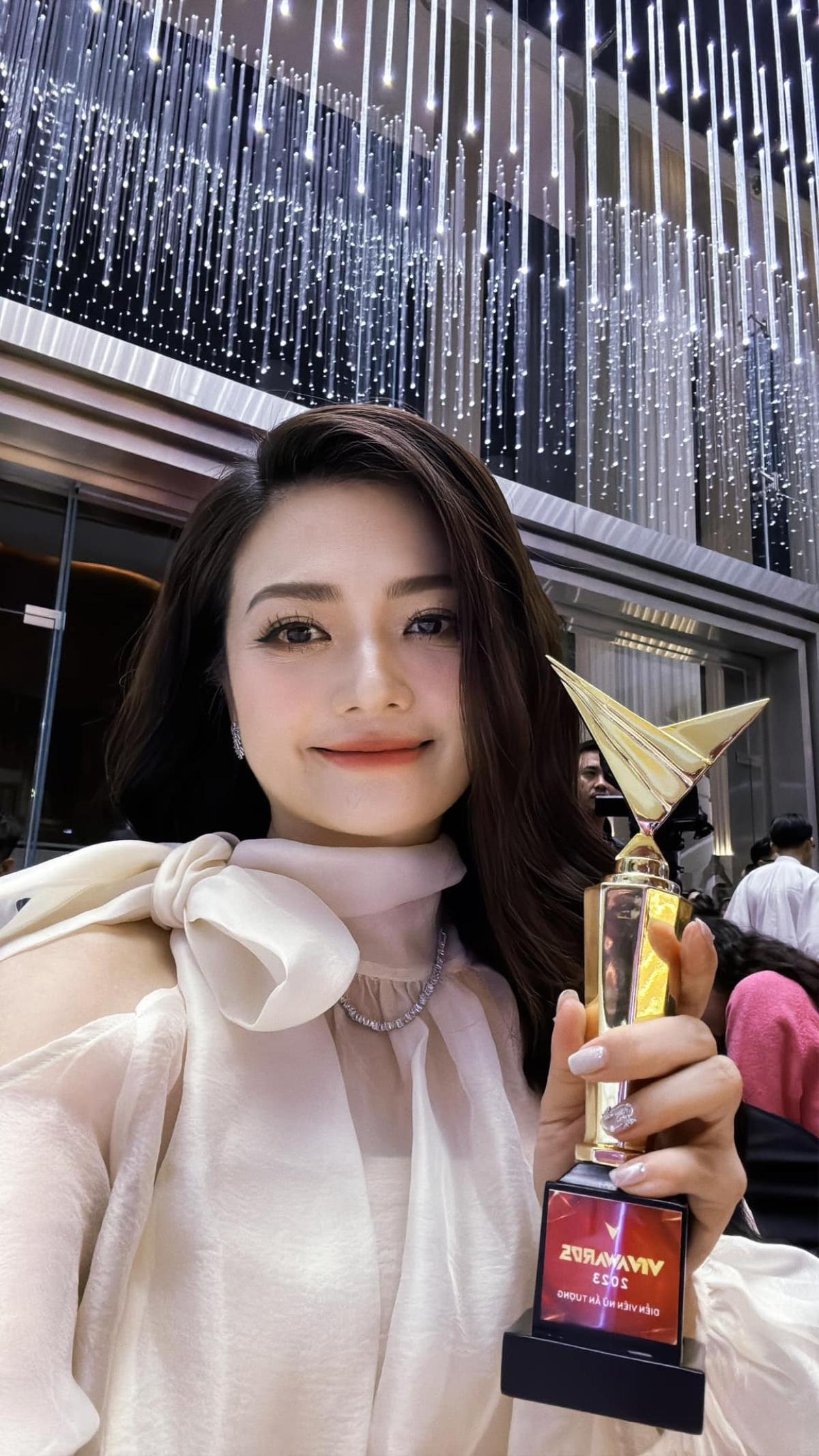 Kiều Anh nhận cúp VTV Awards 2023 với Gia Đình Mình Vui Bất Thình Lình.