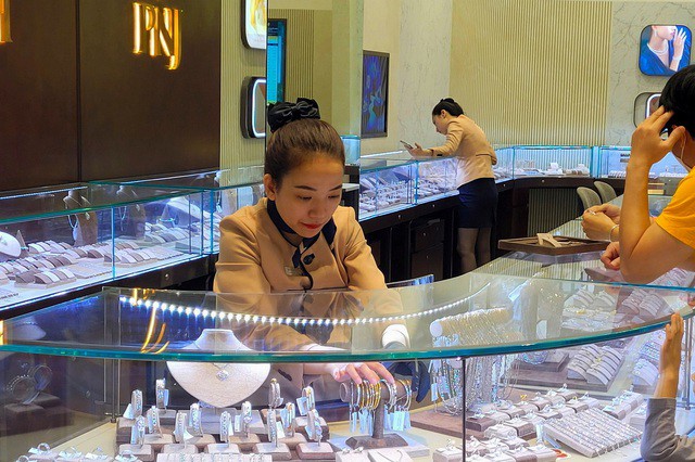 Giá vàng hôm nay bắt đầu đi xuống