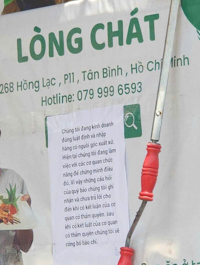  Tờ thông báo được dán trước bản hiệu của quán sau khi đoàn kiểm tra của Sở An toàn thực phẩm TP.HCM đến làm việc. Ảnh: CTV. 