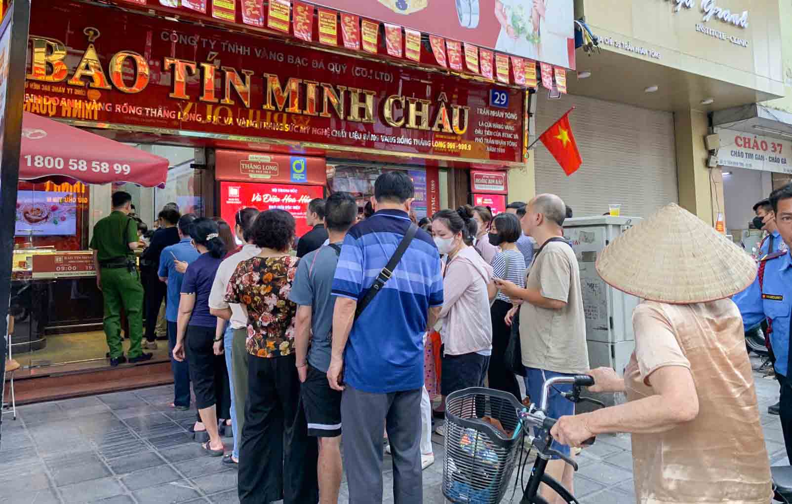 Nhiều người xếp hàng trước một cửa hàng chờ mua vàng.