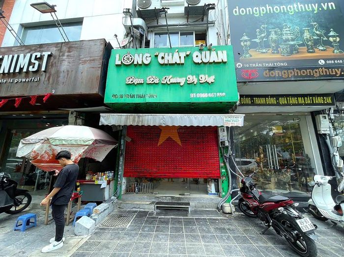  Quán Lòng Chát (số 18 Trần Thái Tông, phường Dịch Vọng Hậu) thông báo ngừng đón khách và đóng cửa sau khi tiếp đoàn kiểm tra của UBND quận Cầu Giấy. Ảnh: G.K. 