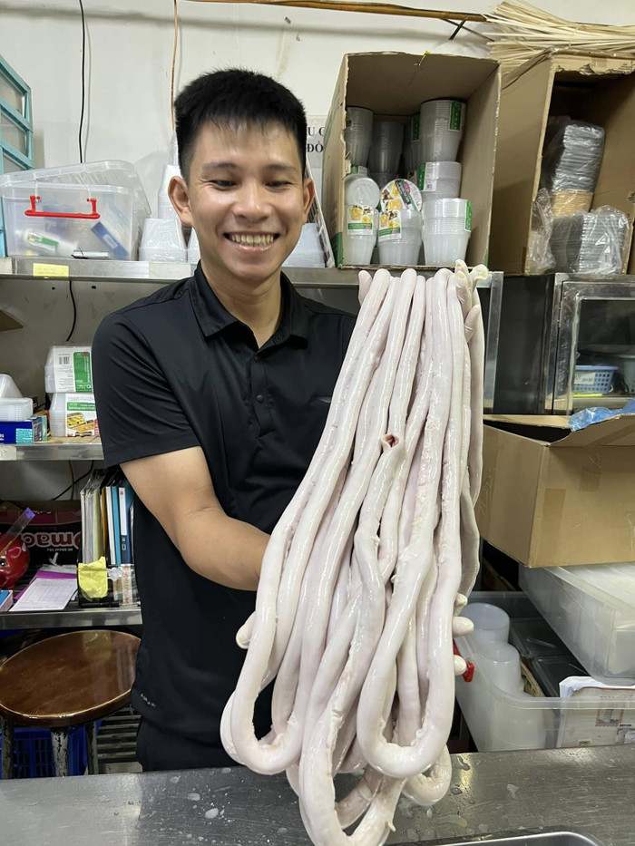 Thời gian gần đây, anh Thế khiến dư luận hoài nghi về nguồn gốc các bộ lòng se điếu mà anh giới thiệu, quảng cáo.