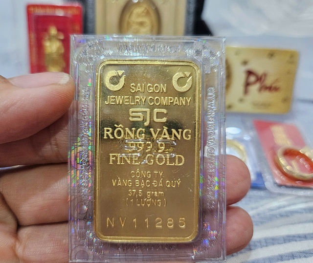 Sáng 2-5, giá vàng miếng SJC cao hơn thế giới khoảng 18 triệu đồng- Ảnh 2.