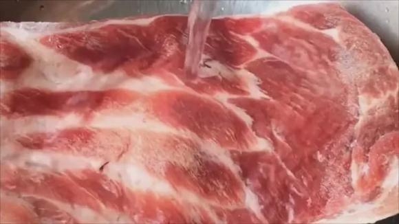 Sau đó, đổ nước ấm khoảng 40 độ vào.