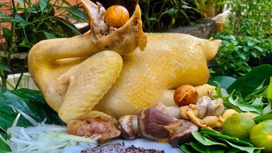 Nhúng gà với nước đá giúp da săn chắc